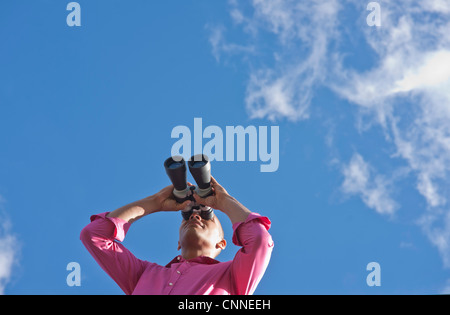 Mann auf der Suche durch ein Fernglas Stockfoto