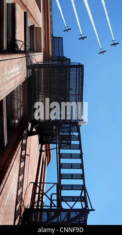 Nachschlagen im Flatiron Building und Airshow, Toronto, Ontario, Kanada Stockfoto