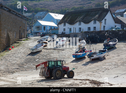 Sennen Cove Harbour Cornwall UK, strohgedeckten Hütten Hafen bei Ebbe, Angeln Boote North Cornwall coast Stockfoto