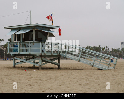 LOS ANGELES - 11.September: Rettungsschwimmer Turm von Santa Monica am 11. September 2011. Hier spielte der berühmten TV-Serie "Baywatch". Stockfoto