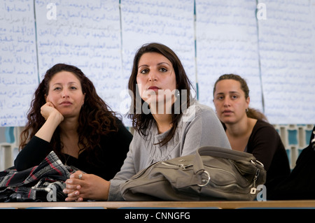 Mehr Frauen als Männer in Tunesien-Studie und die Arbeitslosigkeit unter den AkademikerInnen ist höher als bei Männern. Stockfoto