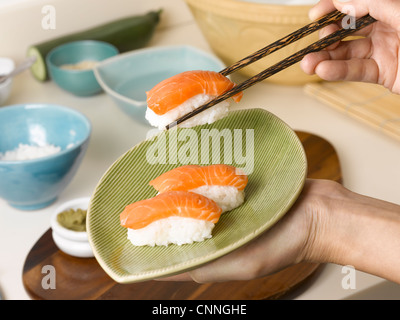 Frau Halteblech Sushi Stockfoto