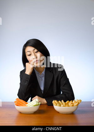 Geschäftsfrau, die entscheiden, was zu essen Stockfoto