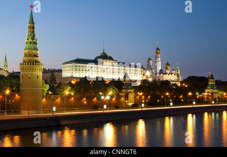 Moskauer Kreml bei Nacht. Stockfoto