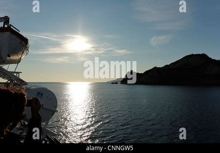 Aufnahme auf einer Fähre in der Nähe der Leuchtturm von Capo Miseno, Golf von Neapel und Pozzuoli, Kampanien, Italien Stockfoto