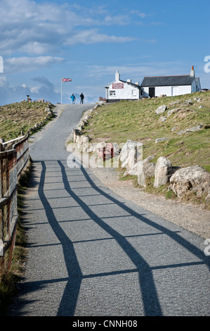 Der Küstenweg führt zum ersten und letzten Erfrischung Haus, Lands End, Cornwall, UK Stockfoto