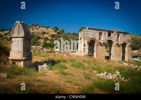 Stadttor und lykischen Grab. Patara Ruinen. Die Provinz Antalya. Mittelmeerküste. Turkei. Stockfoto