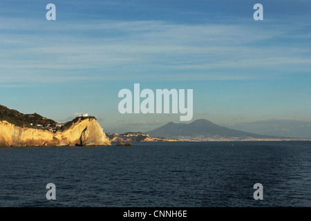 Der Leuchtturm von Capo Miseno mit Neapel und der Vulkan Vesuv im Hintergrund, Golf von Neapel und Pozzuoli, Kampanien, Italien Stockfoto