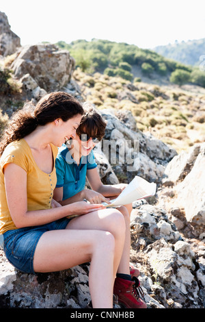 Frauen lesen Karte im freien Stockfoto