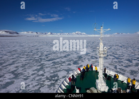 Expedition Kreuzfahrt Schiff Akademik Sergey Vavilov im Hornesund-Fjord im Sommersonnenschein, Spitzbergen, Svalbard, Norwegen Arktis, Stockfoto