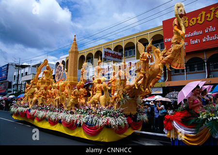 Kerze-Kreationen Darstellung folk Mythen und religiöse Motive sind durch die Straßen von Ubon Rathathani in Thailand vorgeführt. Stockfoto