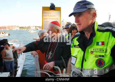 Venedig, 16. Juli 2011. Das Fest des Redentore. Der Patriarch von Venedig, Angelo Scola weiht die Ponton-Brücke über den Canale della Giudecca. Stockfoto