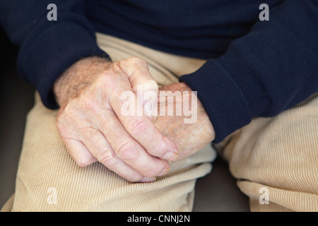 Nahaufnahme eines älteren Mannes gefalteten Händen Stockfoto