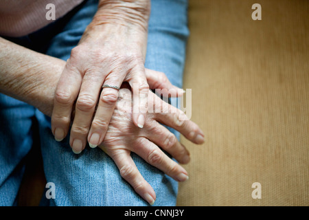 Nahaufnahme von ältere Frau gefalteten Händen Stockfoto