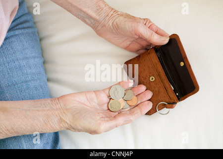 Nahaufnahme von ältere Frau Münzen zählen Stockfoto