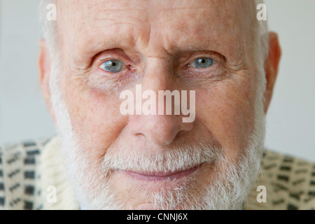 Nahaufnahme eines älteren Mannes Gesicht Stockfoto