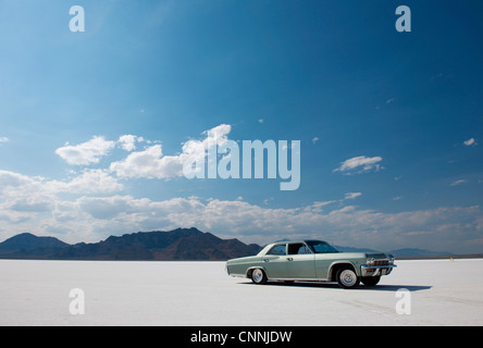 Bonneville Salt Flats bike Woche Retro-Car-Rennen in den USA, Auto geparkt auf heißen weißen Salinen Horizont mit blauem Himmel Stockfoto