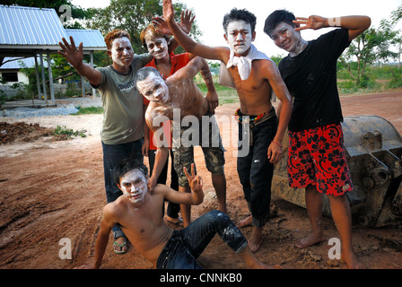 Männer tragen das Pulver für das Druckmittel-Festival in Udonthani am 13.04.2012 in Udonthani Nordost-Thailand Stockfoto