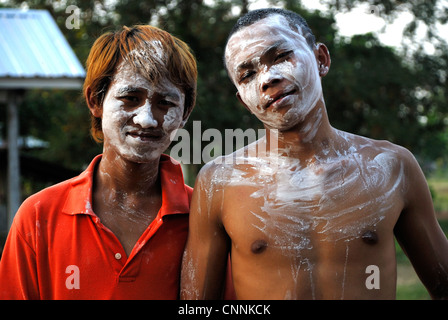 Männer tragen das Pulver für das Druckmittel-Festival in Udonthani am 13.04.2012 in Udonthani Nordost-Thailand Stockfoto