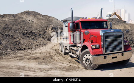 Transport-LKW auf Baustelle, Toronto, Ontario, Kanada Stockfoto