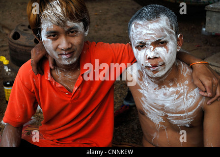 Männer tragen das Pulver für das Druckmittel-Festival in Udonthani am 13.04.2012 in Udonthani Nordost-Thailand Stockfoto