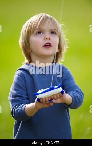 Junge Drachen im freien Stockfoto