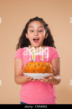 Porträt eines Mädchens, die Kerzen ausblasen Stockfoto