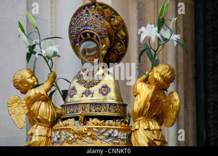 Fest des Heiligen Antonius. Die Reliquie des Unterkiefers des Heiligen wird in einer Prozession genommen. Stockfoto