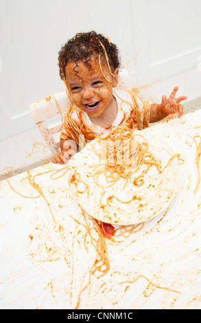 Junge, Spaghetti mit Händen zu essen Stockfoto