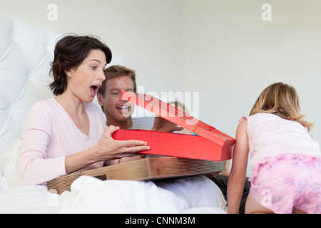 Mutter Eröffnung präsentiert im Bett Stockfoto