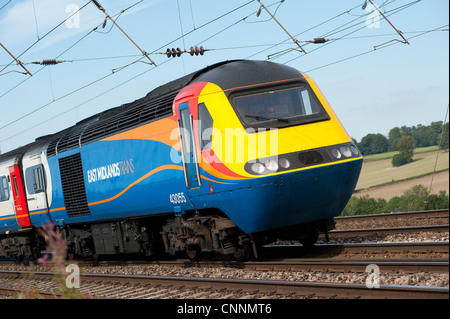 Ostmidlands Züge Klasse 43 Hochgeschwindigkeitszug beschleunigt durch die englische Landschaft im Sommer. Stockfoto