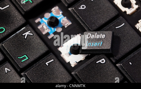 Schwarze Laptop-Tastatur mit gebrochenen Schlüssel einfügen löschen Stockfoto