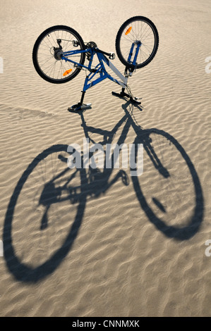 Fahrrad-Truned auf dem Kopf nach unten am Strand Stockfoto