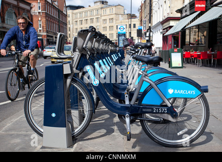 Eine Fahrraddocking-Station als Teil des neuen Londoner Barclay's Fahrradverleihs, Commercial Street, Spitalfields, England, Großbritannien. Stockfoto