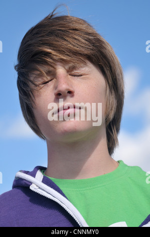 Close-up Portrait eines jungen mit geschlossenen Augen Stockfoto