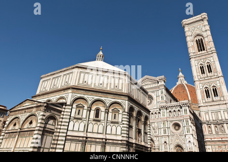 Battistero di San Giovanni und Giottos Campanile, Florenz, Provinz Florenz, Toskana, Italien Stockfoto