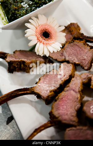 Lamm auf Platte bei Hochzeit Stockfoto