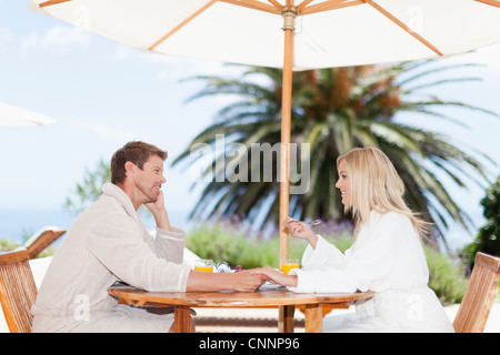 Paar im Bademantel frühstücken Stockfoto