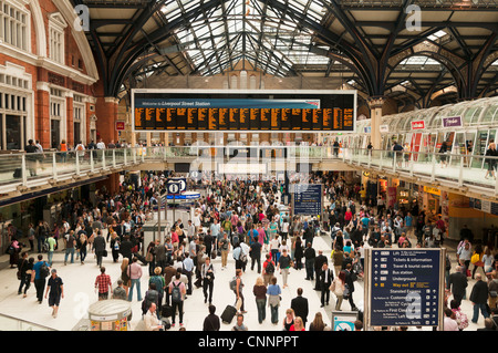 Liverpool Street Bahnhofshalle im Feierabendverkehr, London, England Stockfoto