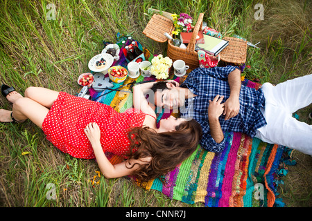 Paar mit Picknick, Unionville, Ontario, Kanada Stockfoto