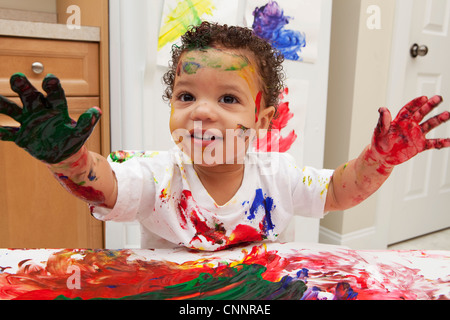 Little Boy Fingermalerei Stockfoto