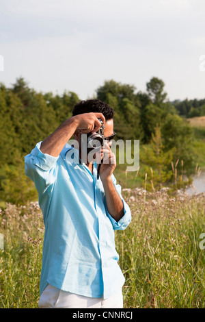 Mann, die Aufnahme mit Vintage Kamera, Ontario, Kanada Stockfoto