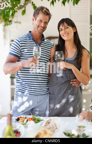 Paare, Wein am Tisch im freien Stockfoto