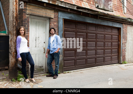 Porträt des jungen Paares stehen in der Gasse, Toronto, Ontario, Kanada Stockfoto