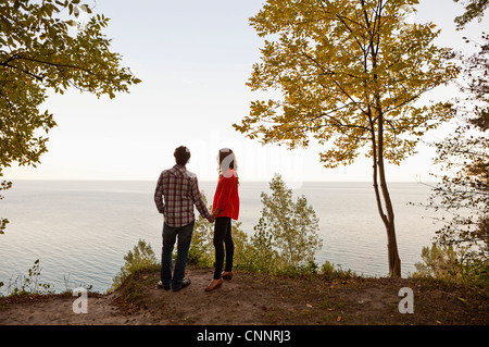 Rückansicht des jungen Paar stehen am Rand der Klippe mit Blick auf Ansicht, Ontario, Kanada Stockfoto