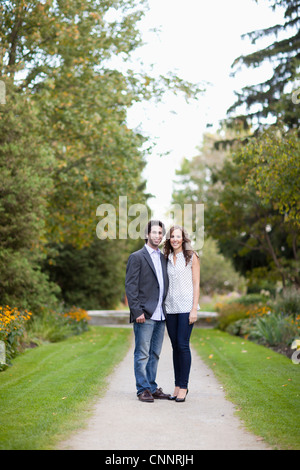 Porträt von junges Paar steht auf Gehweg im Park, Ontario, Canada Stockfoto