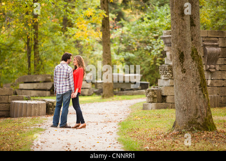 Junges Paar steht auf Gehweg im Park im Herbst, Ontario, Kanada Stockfoto