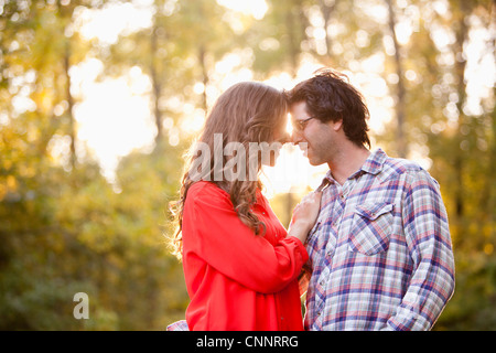 Junges Paar im Park umarmt Stockfoto