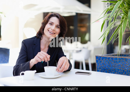 Geschäftsfrau mit Kaffee im café Stockfoto