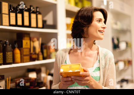 Frau Prüfung Box im Shop Stockfoto